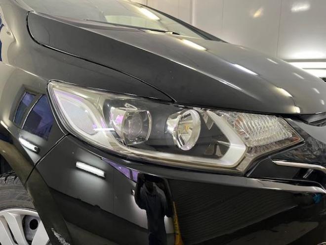 フィット１３Ｇ　Ｌパッケージ　本州仕入　ワンオーナー　寒冷地仕様　禁煙車　社外１５インチＡＷ　スタッドレスタイヤ付　純正ナビ　地デジ　バックカメラ　純正エンジンスターター　フロントガラス熱線　ミラーヒーター　アイドリングストップ 4WD 1300 5Dr