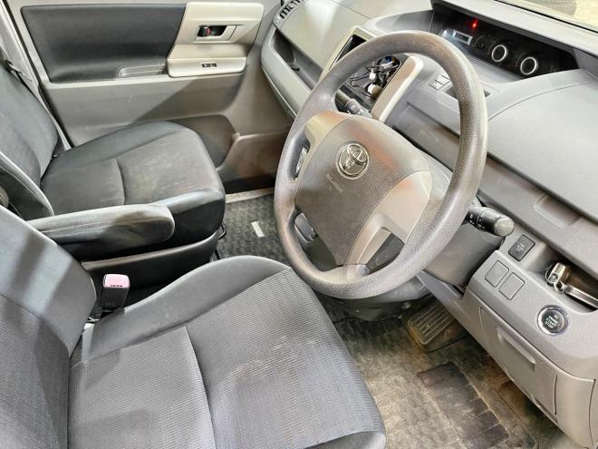 ヴォクシー2.0Z 4WD 5年保証 スマキー パワスラ 自社認証工場 車検整備2年付 寒冷地仕様 禁煙