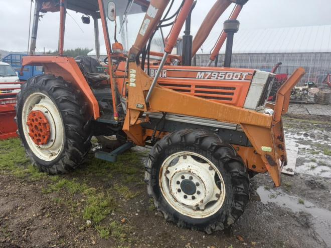 トラクタークボタ M7950DT 79馬力 フロントローダー付き 4WD