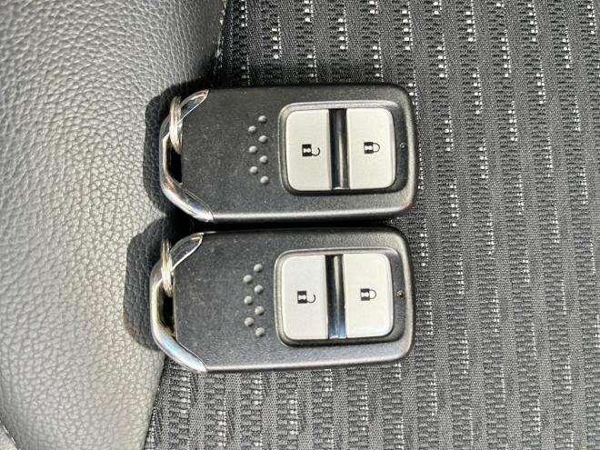 フィット1.5ハイブリッドLパッケージ 4WD 5年保証 スマキー ナビTV Bカメ ドラレコ 夏冬タイヤ 自社認証工場 修復歴無 寒冷地仕様 禁煙