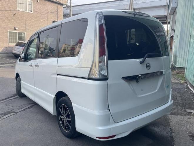 セレナハイウェイスター　４ＷＤ車　ＶＤＣ　アイドリングＳ　キーレスＥ　Ｗエアバック　盗難防止装置　エアバッグ　オートクルーズ　ＰＳ　ＰＷ　衝突安全ボディ　ＡＢＳ　３列シート　フルフラット　ウォークスルー　寒冷地仕様車 4WD 2000 5Dr