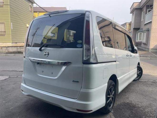 セレナハイウェイスター　４ＷＤ車　ＶＤＣ　アイドリングＳ　キーレスＥ　Ｗエアバック　盗難防止装置　エアバッグ　オートクルーズ　ＰＳ　ＰＷ　衝突安全ボディ　ＡＢＳ　３列シート　フルフラット　ウォークスルー　寒冷地仕様車 4WD 2000 5Dr