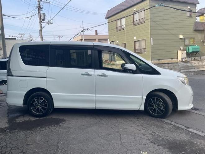 セレナハイウェイスター　４ＷＤ車　ＶＤＣ　アイドリングＳ　キーレスＥ　Ｗエアバック　盗難防止装置　エアバッグ　オートクルーズ　ＰＳ　ＰＷ　衝突安全ボディ　ＡＢＳ　３列シート　フルフラット　ウォークスルー　寒冷地仕様車 4WD 2000 5Dr