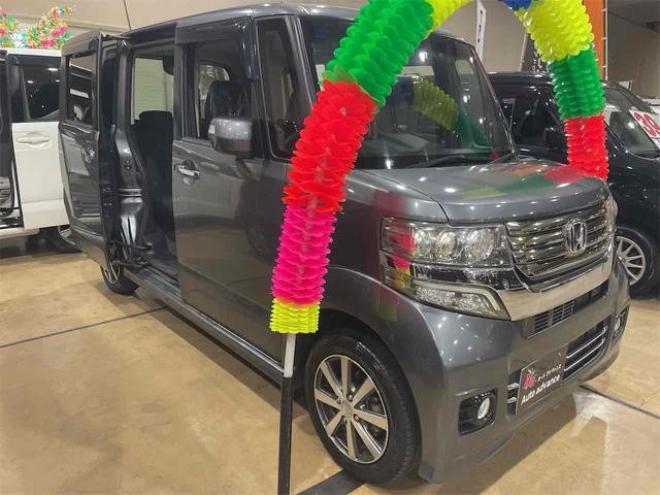 N-BOXカスタム Ｇ・Ｌパッケージ　４ＷＤ　バックカメラ　両側スライド・片側電動　ＴＶ　ＨＩＤ　スマートキー　アイドリングストップ　シートヒーター　ベンチシート　ＣＶＴ　盗難防止システム 4WD 660 5Dr