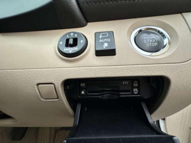 クラウンロイヤル 3.0 ロイヤルサルーン i-Four 4WD　純正HDDナビ　ビルトインETC　プッシュスタート　地デジ　純正アルミホイール夏　バックモニター　横滑り防止装置 3000