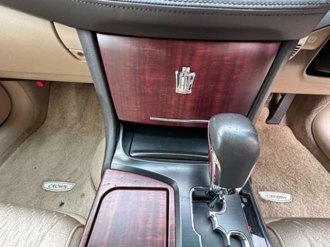 クラウンロイヤル 3.0 ロイヤルサルーン i-Four 4WD　純正HDDナビ　ビルトインETC　プッシュスタート　地デジ　純正アルミホイール夏　バックモニター　横滑り防止装置 3000