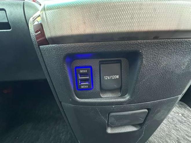 ヴェルファイア2.4 Z 4WD　片側パワースライドドア　Bluetooth　横滑り防止装置　コーナーセンサー　プッシュスタート　ビルトインETC　HDDナビ　ワンセグTV　バックモニター　社外18インチホイール夏 2400
