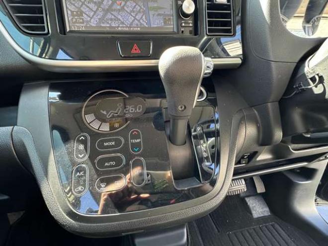 デイズルークスハイウェイスターX 4WD　片側パワースライドドア　SDナビ　地デジ　運転席シートヒーター　アイドリングストップ　アラウンドビューモニター　バックモニター　純正アルミホイール夏　プッシュスタート　インテリジェントキー 660