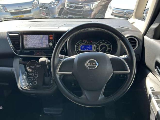 デイズルークスハイウェイスターX 4WD　片側パワースライドドア　SDナビ　地デジ　運転席シートヒーター　アイドリングストップ　アラウンドビューモニター　バックモニター　純正アルミホイール夏　プッシュスタート　インテリジェントキー 660