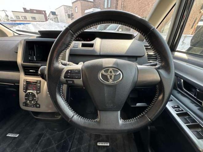 ヴォクシー2.0 ZS 4WD　両側パワースライドドア　プッススタート 2000