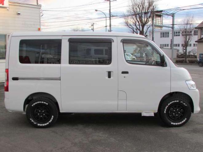タウンエースバン1.5 GL 4WD　登録済未使用車/スマートアシスト/LEDヘッドライト/ベッドキット/MAD CROSS14インチホイール+ジオランダーX-AT/キーレス/アイドリングストップ/ディスプレイオーディオ 登録済未使用車 1500