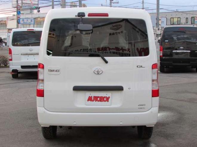 タウンエースバン1.5 GL 4WD　登録済未使用車/スマートアシスト/LEDヘッドライト/ベッドキット/MAD CROSS14インチホイール+ジオランダーX-AT/キーレス/アイドリングストップ/ディスプレイオーディオ 登録済未使用車 1500