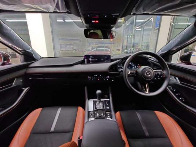MAZDA3ファストバック 2.0 20S レトロスポーツエディション 4WD　登録済み未使用車/コネクティッドカー/全方位カメラ/パーキングセンサー/10.25インチモニター/メモリー電動シート/電動リアゲート/シートヒーター/18AW 登録済未使用車 2000
