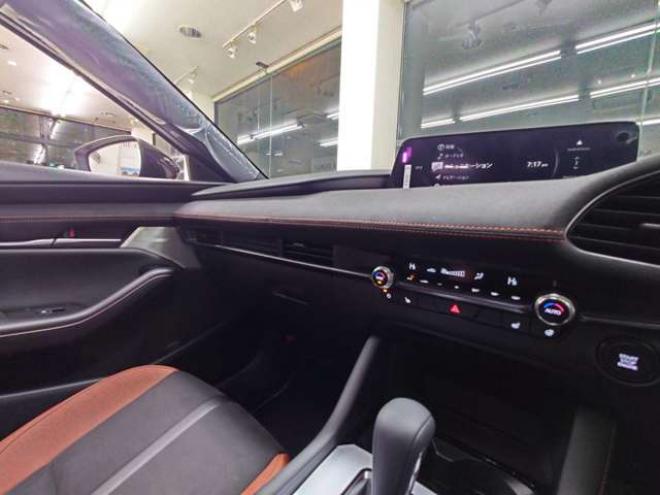 MAZDA3ファストバック 2.0 20S レトロスポーツエディション 4WD　登録済み未使用車/コネクティッドカー/全方位カメラ/パーキングセンサー/10.25インチモニター/メモリー電動シート/電動リアゲート/シートヒーター/18AW 登録済未使用車 2000