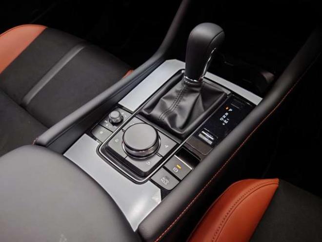 MAZDA3ファストバック 2.0 20S レトロスポーツエディション 4WD　登録済み未使用車/コネクティッドカー/全方位カメラ/パーキングセンサー/10.25インチモニター/メモリー電動シート/電動リアゲート/シートヒーター/18AW 登録済未使用車 2000
