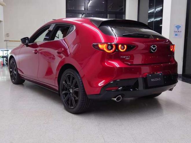 MAZDA3ファストバック 2.0 20S レトロスポーツエディション 4WD　登録済み未使用車/コネクティッドカー/全方位カメラ/パーキングセンサー/10.25インチモニター/メモリー電動シート/電動リアゲート/シートヒーター/18AW 登録済未使用車 2000