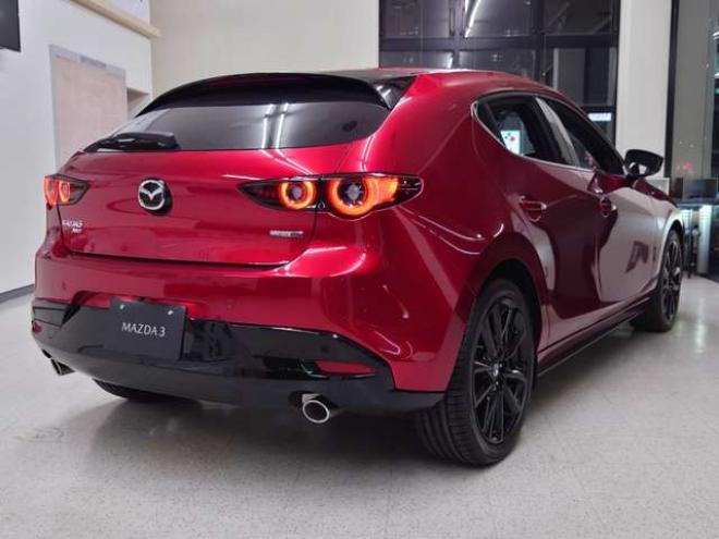MAZDA3ファストバック 2.0 20S レトロスポーツエディション 4WD　登録済み未使用車/コネクティッドカー/全方位カメラ/パーキングセンサー/10.25インチモニター/メモリー電動シート/電動リアゲート/シートヒーター/18AW 登録済未使用車 2000