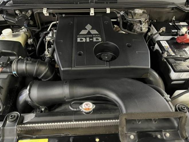 パジェロロングエクシード　寒冷地仕様ダブルバッテリー　禁煙車　エクストリーム１７ＡＷ＋ＴＯＹＯホワイトレタータイヤ　社外１７ＡＷ＋スタッドレスタイヤ　新品ＪＡＯＳブラックマッドガード　ケンウッドナビ　地デジ　Ｂｌｕｅｔｏｏｔｈ 4WD 3200 5Dr