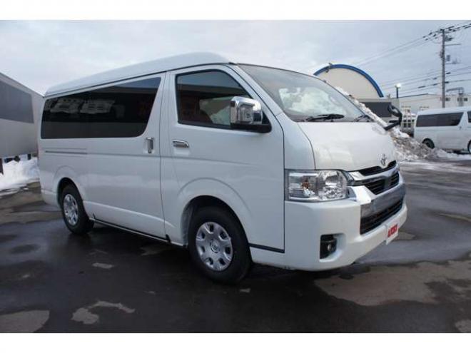 ハイエースファインテックツアラー4WD　R8.1登録済未使用車　デジタルインナーミラー　パノラミックビューモニター　寒冷地仕様　セカンドシート&サードシートオットマン付きキャプテンシート　10人乗り 登録済未使用車 2700