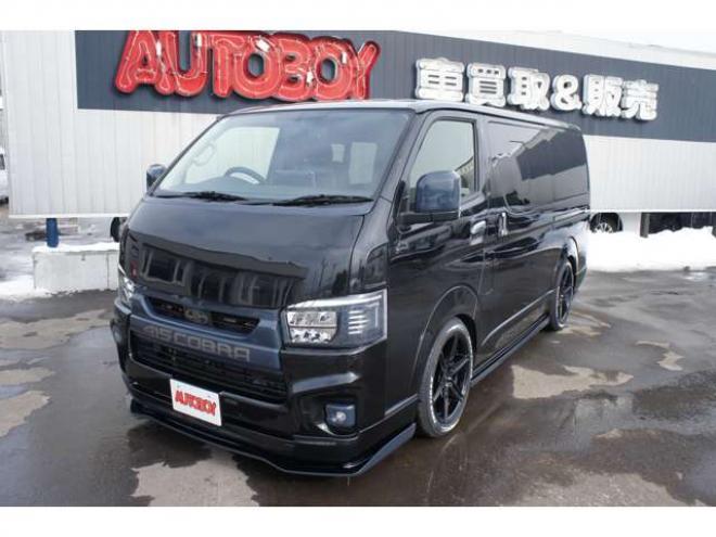 レジアスエース2.8 スーパーGL ダークプライム ロングボディ ディーゼルターボ 4WD　415COBRAオフィシャルコンプリート　ファントムヘッドライトシステム&新作HP-6　18インチホイール&フェイスリフトキット&フルエアロ&フローティングリップ&ローフォルムフェンダー　玄武2インチダウンブロック 2800
