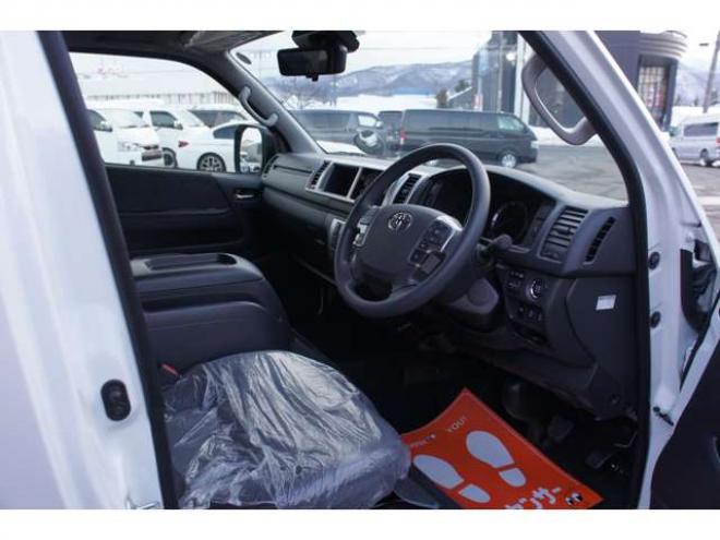 ハイエースファインテックツアラー4WD　R8.1登録済未使用車　デジタルインナーミラー　パノラミックビューモニター　寒冷地仕様　セカンドシート&サードシートオットマン付きキャプテンシート　10人乗り 登録済未使用車 2700