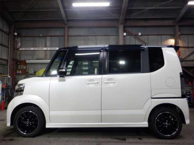 N-BOXカスタムG ターボ Lパッケージ 2トーンカラースタイル 4WD　本州仕入・後期型・ナビ・TV・Bカメラ・B/T・両側電動・クルコン・スマートキー・プッシュスタート・ターボ・HID・ベンチシート・フォグランプ・パドルシフト・前席シートヒーター・純正AW 660