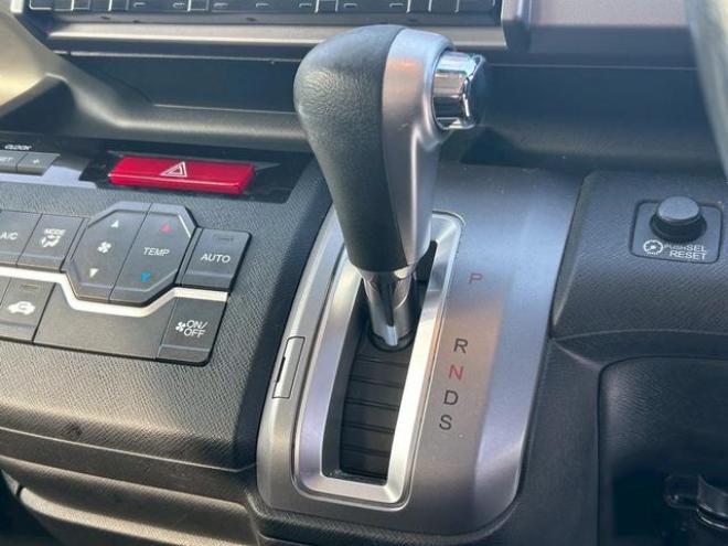 ステップワゴンスパーダ Ｚ　４ＷＤ　ナビ　テレビ　スマートキー　記録簿　メンテナンスノート　取扱説明書　オートエアコン　後席モニター　バックカメラ　両側パワースライドドア　ＥＴＣ 2WD 2000 5Dr