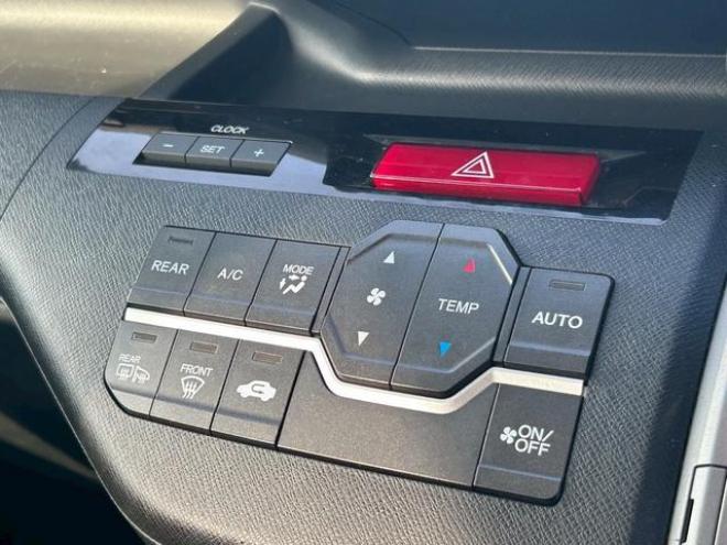ステップワゴンスパーダ Ｚ　４ＷＤ　ナビ　テレビ　スマートキー　記録簿　メンテナンスノート　取扱説明書　オートエアコン　後席モニター　バックカメラ　両側パワースライドドア　ＥＴＣ 2WD 2000 5Dr