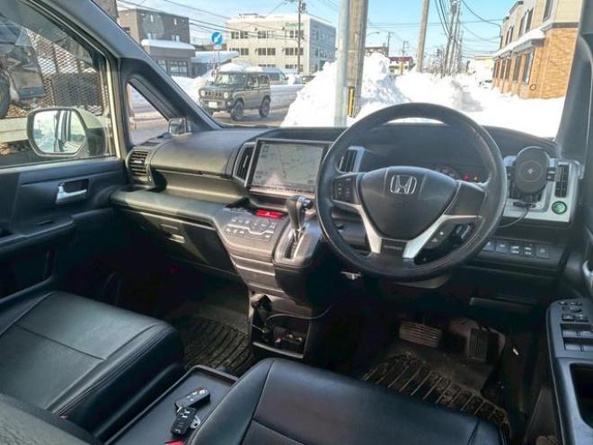 ステップワゴンスパーダ Ｚ　４ＷＤ　ナビ　テレビ　スマートキー　記録簿　メンテナンスノート　取扱説明書　オートエアコン　後席モニター　バックカメラ　両側パワースライドドア　ＥＴＣ 2WD 2000 5Dr