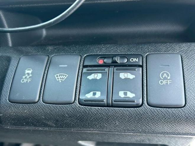 ステップワゴンスパーダ Ｚ　４ＷＤ　ナビ　テレビ　スマートキー　記録簿　メンテナンスノート　取扱説明書　オートエアコン　後席モニター　バックカメラ　両側パワースライドドア　ＥＴＣ 2WD 2000 5Dr