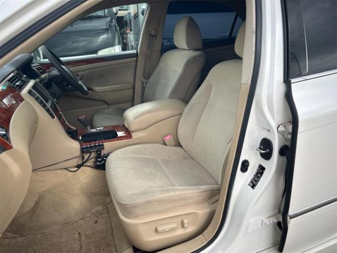 クラウンロイヤルサルーンｉ－Ｆｏｕｒ　４ＷＤ　ドライブレコーダー　オートクルーズコントロール　バックカメラ　ナビ　エアロ　ＨＩＤ　ＡＴ　スマートキー　電動格納ミラー　盗難防止システム　ＣＤ　衝突安全ボディ　ＡＢＳ　ＥＳＣ　エアコン 4WD 3000 4Dr