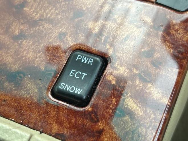 クラウンロイヤルサルーンｉ－Ｆｏｕｒ　４ＷＤ　ドライブレコーダー　オートクルーズコントロール　バックカメラ　ナビ　エアロ　ＨＩＤ　ＡＴ　スマートキー　電動格納ミラー　盗難防止システム　ＣＤ　衝突安全ボディ　ＡＢＳ　ＥＳＣ　エアコン 4WD 3000 4Dr