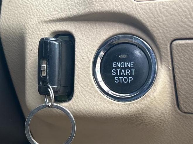 クラウンロイヤルサルーンｉ－Ｆｏｕｒ　４ＷＤ　ドライブレコーダー　オートクルーズコントロール　バックカメラ　ナビ　エアロ　ＨＩＤ　ＡＴ　スマートキー　電動格納ミラー　盗難防止システム　ＣＤ　衝突安全ボディ　ＡＢＳ　ＥＳＣ　エアコン 4WD 3000 4Dr