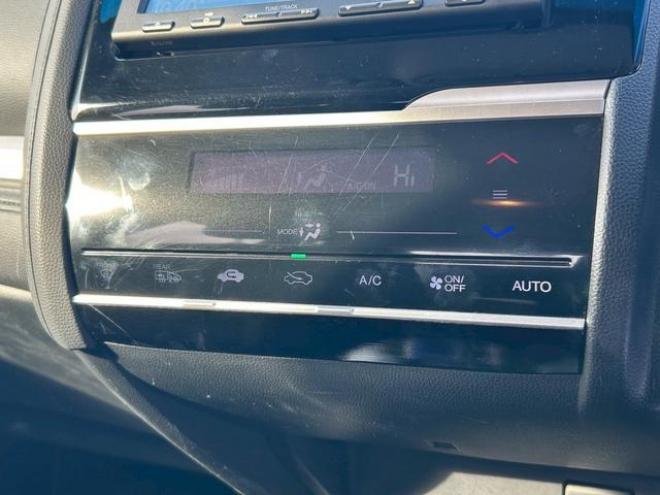フィットハイブリッドＦパッケージ　４ＷＤ　バックカメラ　ナビ　オートエアコン　　　キーレス　メンテナンスノート　取り扱い説明書　ＥＴＣ　オーディオ 4WD 1500 5Dr