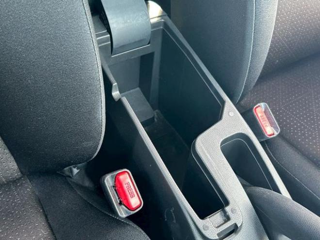 フィットハイブリッドＦパッケージ　４ＷＤ　バックカメラ　ナビ　オートエアコン　　　キーレス　メンテナンスノート　取り扱い説明書　ＥＴＣ　オーディオ 4WD 1500 5Dr