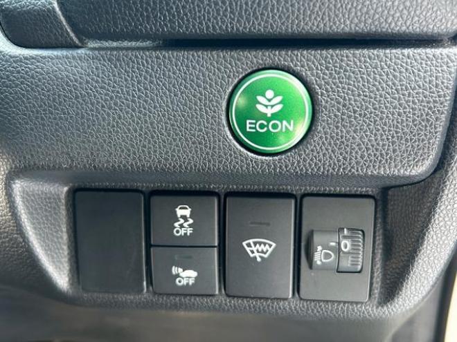 フィットハイブリッドＦパッケージ　４ＷＤ　バックカメラ　ナビ　オートエアコン　　　キーレス　メンテナンスノート　取り扱い説明書　ＥＴＣ　オーディオ 4WD 1500 5Dr