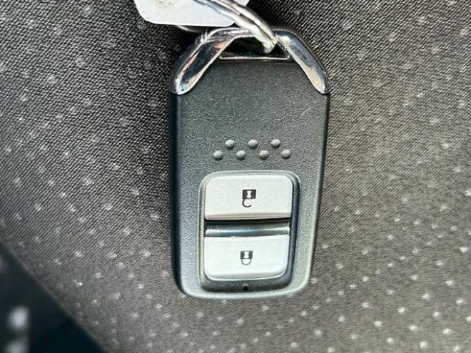 フィットハイブリッドＦパッケージ　４ＷＤ　バックカメラ　ナビ　オートエアコン　　　キーレス　メンテナンスノート　取り扱い説明書　ＥＴＣ　オーディオ 4WD 1500 5Dr