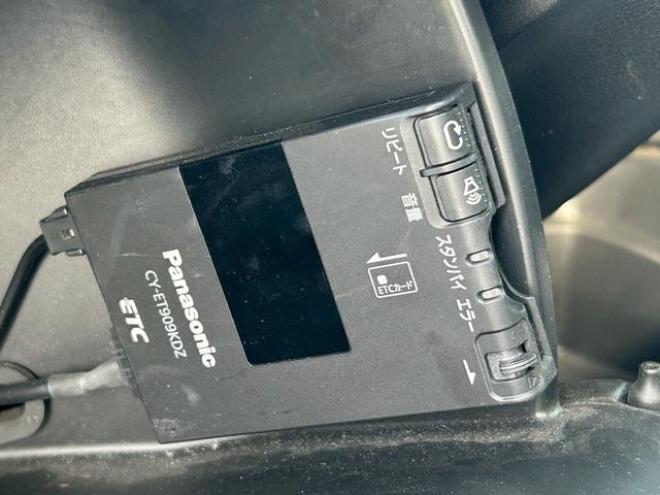 フィットハイブリッドＦパッケージ　４ＷＤ　バックカメラ　ナビ　オートエアコン　　　キーレス　メンテナンスノート　取り扱い説明書　ＥＴＣ　オーディオ 4WD 1500 5Dr