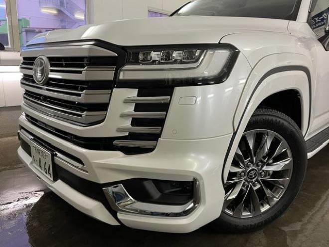 ランドクルーザーＺＸ　３００系　オーサーアラームセキュリティ　リアエンターテイメント　ＪＢＬサウンド　電動サンルーフ　ベージュレザー　モデリスタスポイラー　純正エンジンスターター　デジタルインナーミラー　全方位アラウンドビュー 4WD 3500 5Dr