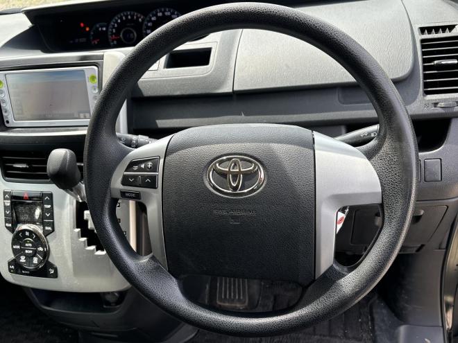 ヴォクシー2.0X Lエディション 4WD　ローンが不安な方＜優遇ローン＞1年保証　片側パワースライドドア 