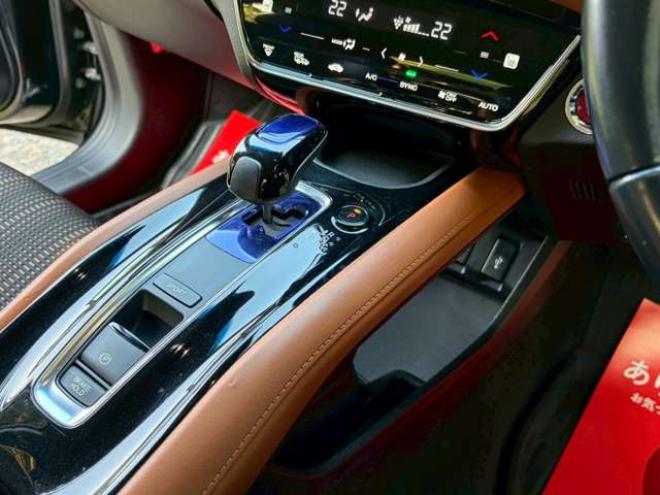 ヴェゼル1.5 ハイブリッド Z ホンダセンシング 4WD　クルーズコントロール　パワステ　パワーウィンドウ　エアコン　純正ナビ　バックカメラ　純正アルミホイール　ABS　キーレスエントリー　パドルシフト　シートヒーター　パワーシート 1500
