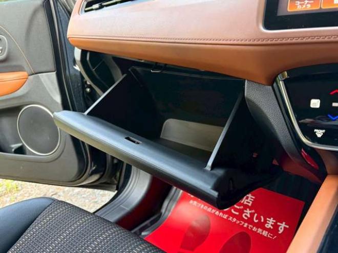 ヴェゼル1.5 ハイブリッド Z ホンダセンシング 4WD　クルーズコントロール　パワステ　パワーウィンドウ　エアコン　純正ナビ　バックカメラ　純正アルミホイール　ABS　キーレスエントリー　パドルシフト　シートヒーター　パワーシート 1500