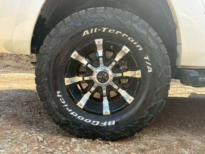 ハイラックスサーフ2.7 SSR-G 4WD　禁煙車　パワステ　パワーウィンドウ　ETC　社外ナビ　バックカメラ　キーレスエントリー　リフトアップ　エンジンスターター　寒冷地仕様　ABS　エアコン　盗難防止装置　社外アルミホイール 2700