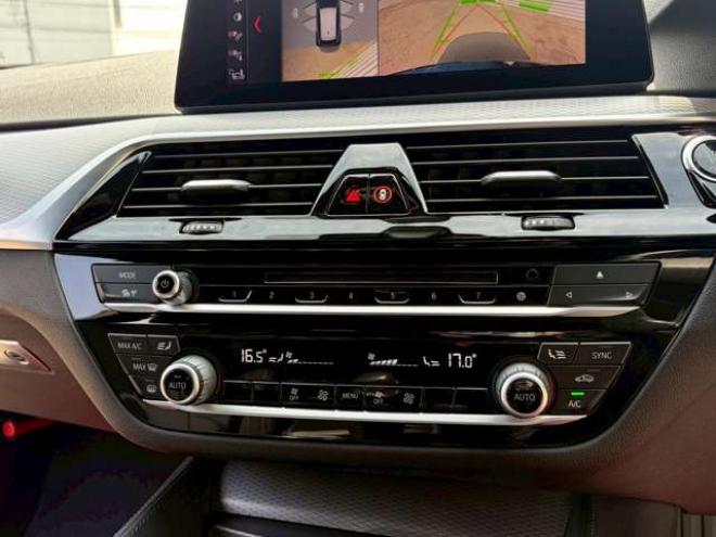 BMW5シリーズツーリング 523d xドライブ Mスピリット ディーゼルターボ　フルセグTV　ナビ　全方位カメラ　パワステ　パワーウィンドウ　ETC　エアコン　記録簿　キーレスエントリー　アルミホイール　ドライブレコーダー　パワーバックドア 正規輸入車 4WD 2000