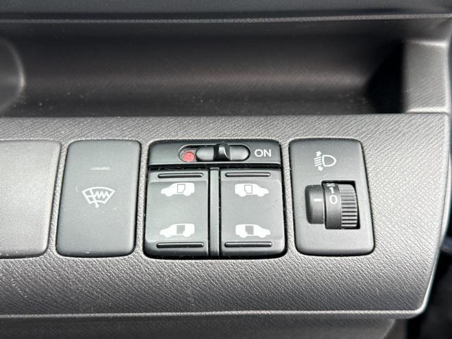 ステップワゴン2.0G Lパッケージ 4WD　ローンが不安な方＜優遇ローン＞　寒冷地仕様　社外ナビ　両側パワースライド 4WD 2000 5Dr