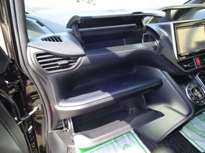 ヴォクシー2.0 ZS 煌 4WD　本州車　保証1年/走行距離無制限　4WD　ワンオーナー　　両側パワースライドドア　純正ナビ　地デジ　バックカメラ　Bluetooth接続　フリップダウンモニター　LEDヘッドライト　ビルトインETC　冬タイヤ付き 2000