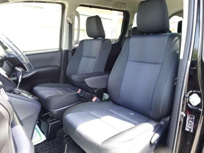 ヴォクシー2.0 ZS 煌 4WD　本州車　保証1年/走行距離無制限　4WD　ワンオーナー　　両側パワースライドドア　純正ナビ　地デジ　バックカメラ　Bluetooth接続　フリップダウンモニター　LEDヘッドライト　ビルトインETC　冬タイヤ付き 2000