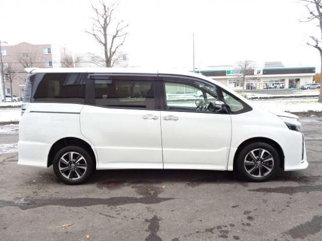 ヴォクシー2.0 ZS 煌II 4WD　本州車　保証1年/走行距離無制限　4WD　後期型　トヨタセーフティセンス　両側パワースライドドア　純正ナビ　地デジ　バックカメラ　LEDヘッドライト　ビルトインETC　クルーズコントロール　冬タイヤ付属　USB接続 2000