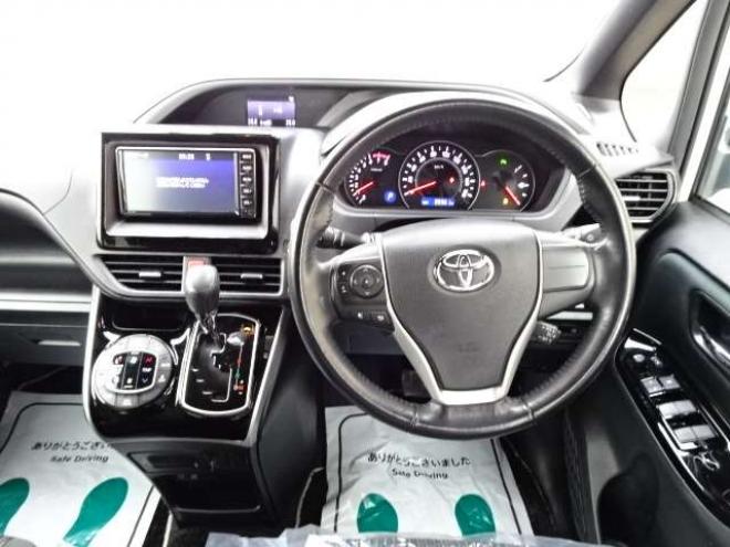 ヴォクシー2.0 ZS 煌II 4WD　本州車　保証1年/走行距離無制限　4WD　後期型　トヨタセーフティセンス　両側パワースライドドア　純正ナビ　地デジ　バックカメラ　LEDヘッドライト　ビルトインETC　クルーズコントロール　冬タイヤ付属　USB接続 2000