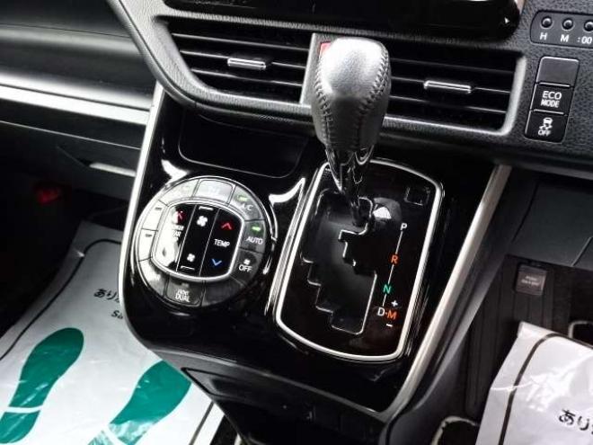 ヴォクシー2.0 ZS 煌II 4WD　本州車　保証1年/走行距離無制限　4WD　後期型　トヨタセーフティセンス　両側パワースライドドア　純正ナビ　地デジ　バックカメラ　LEDヘッドライト　ビルトインETC　クルーズコントロール　冬タイヤ付属　USB接続 2000